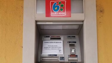 La CNMC investiga si varios bancos operaron como un 'cártel' para repartirse los cajeros