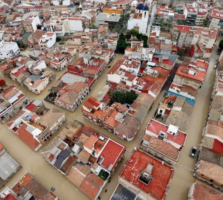 Puig pide extremar la prudencia porque el caudal del Segura "viene muy alto"