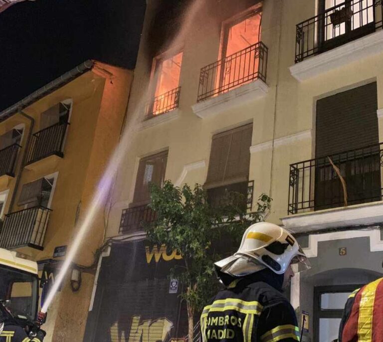 El incendio en una vivienda obliga al desalojo de vecinos de Lavapiés