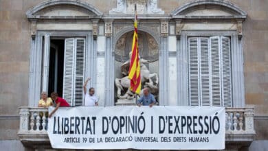 La Junta Electoral obliga a Torra a retirar los lazos amarillos de edificios públicos antes del viernes