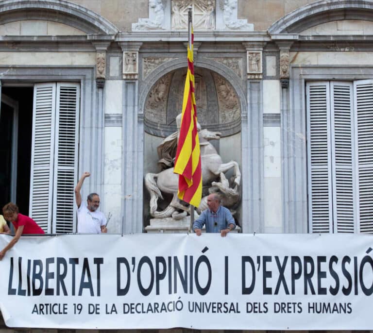 La Junta Electoral obliga a Torra a retirar los lazos amarillos de edificios públicos antes del viernes