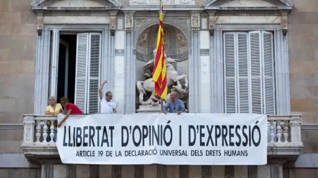 La Generalitat coloca una nueva pancarta poco después de retirar la de los presos