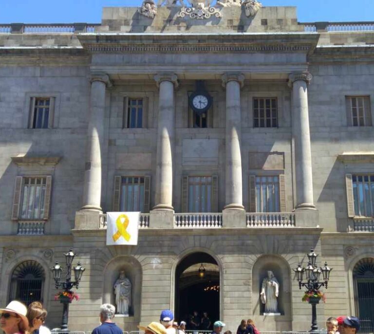 Así ha 'desaparecido' el lazo amarillo del Ayuntamiento de Barcelona