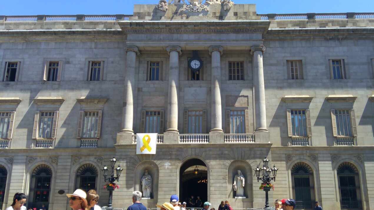 Así ha 'desaparecido' el lazo amarillo del Ayuntamiento de Barcelona