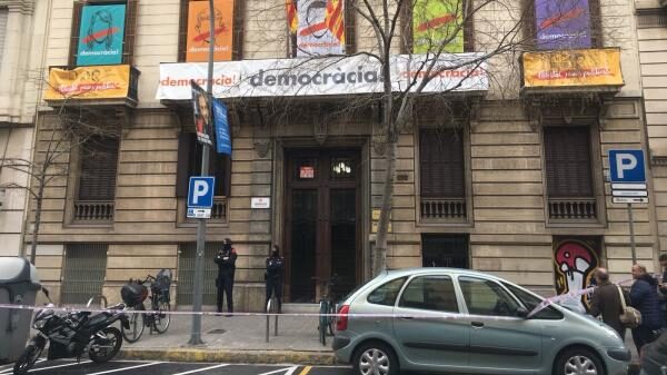 Encuentran bidones "sospechosos" ante las sedes de Òmnium, ERC y ANC en Barcelona
