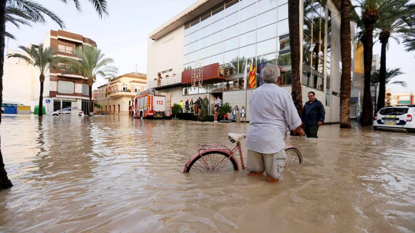 Seis muertos y más evacuaciones por la gota fría, que avanza hacia el oeste