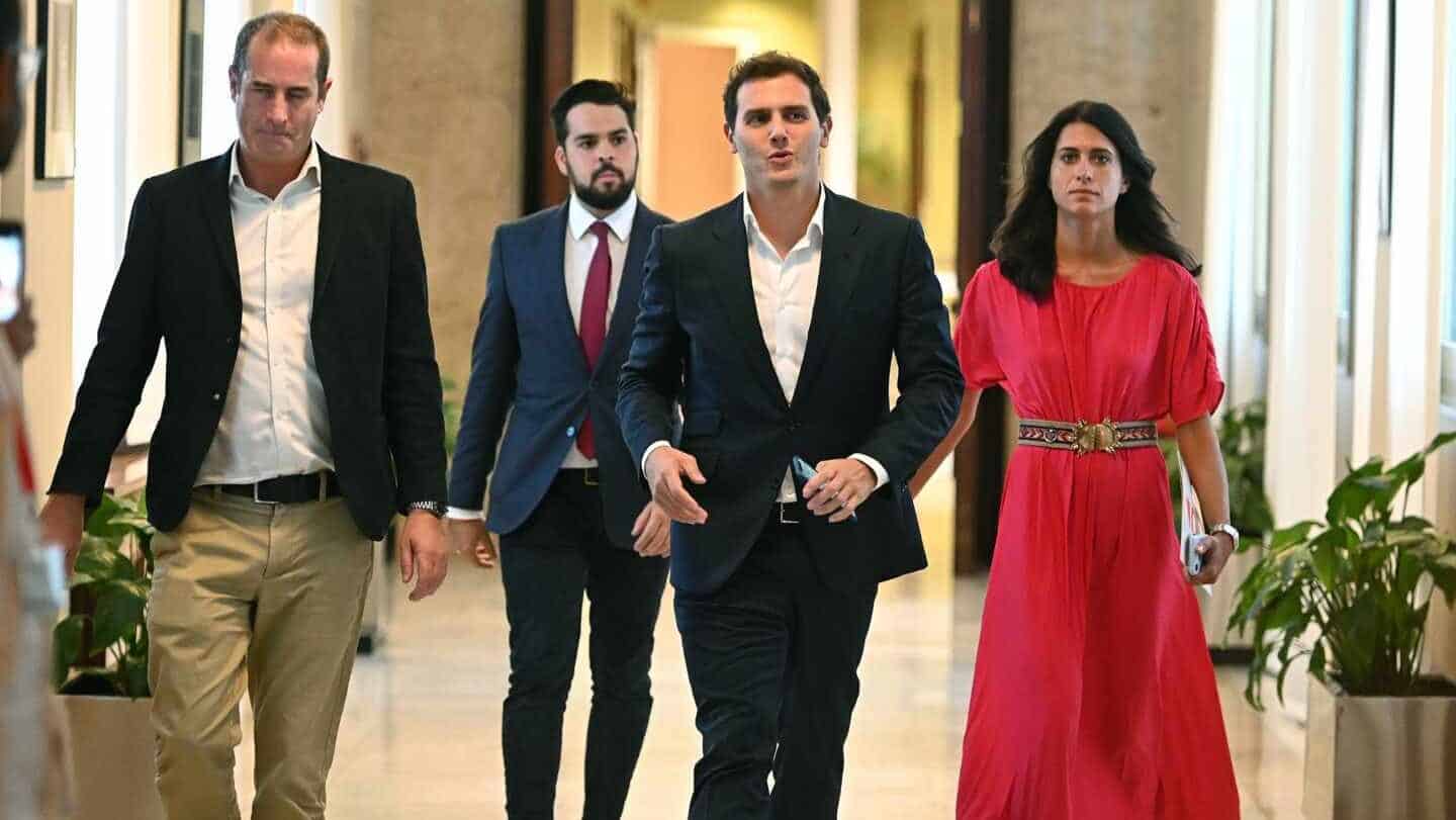 Casado evita comprometerse con la oferta de apoyo a Sánchez de Rivera