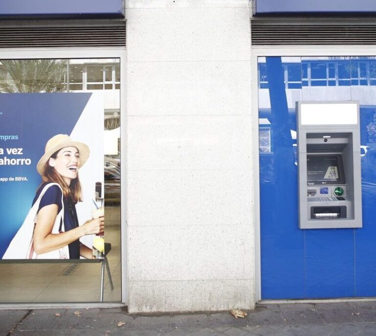 Zamora cobrará a los bancos que tengan sus cajeros en la calle