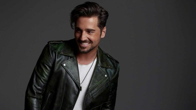 David Bustamante, cantante, en una sesión de fotos sobre fondo negro