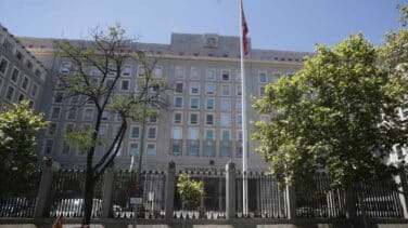Defensa investigará a los militares que tomaron cervezas con armas en el suelo