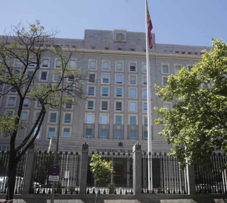 Defensa investigará a los militares que tomaron cervezas con armas en el suelo