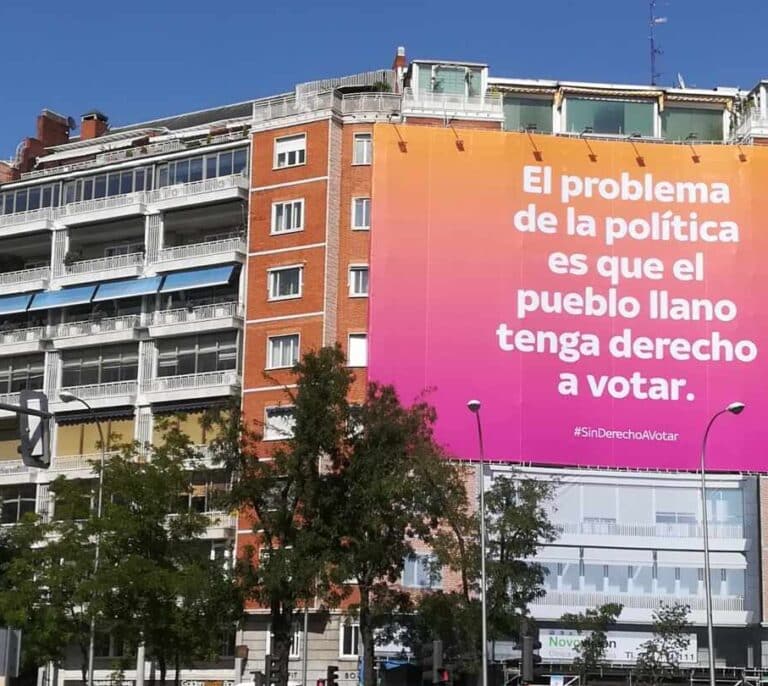 ¿Quién hay detrás del cartel de Madrid que niega el derecho a votar al "pueblo llano"?