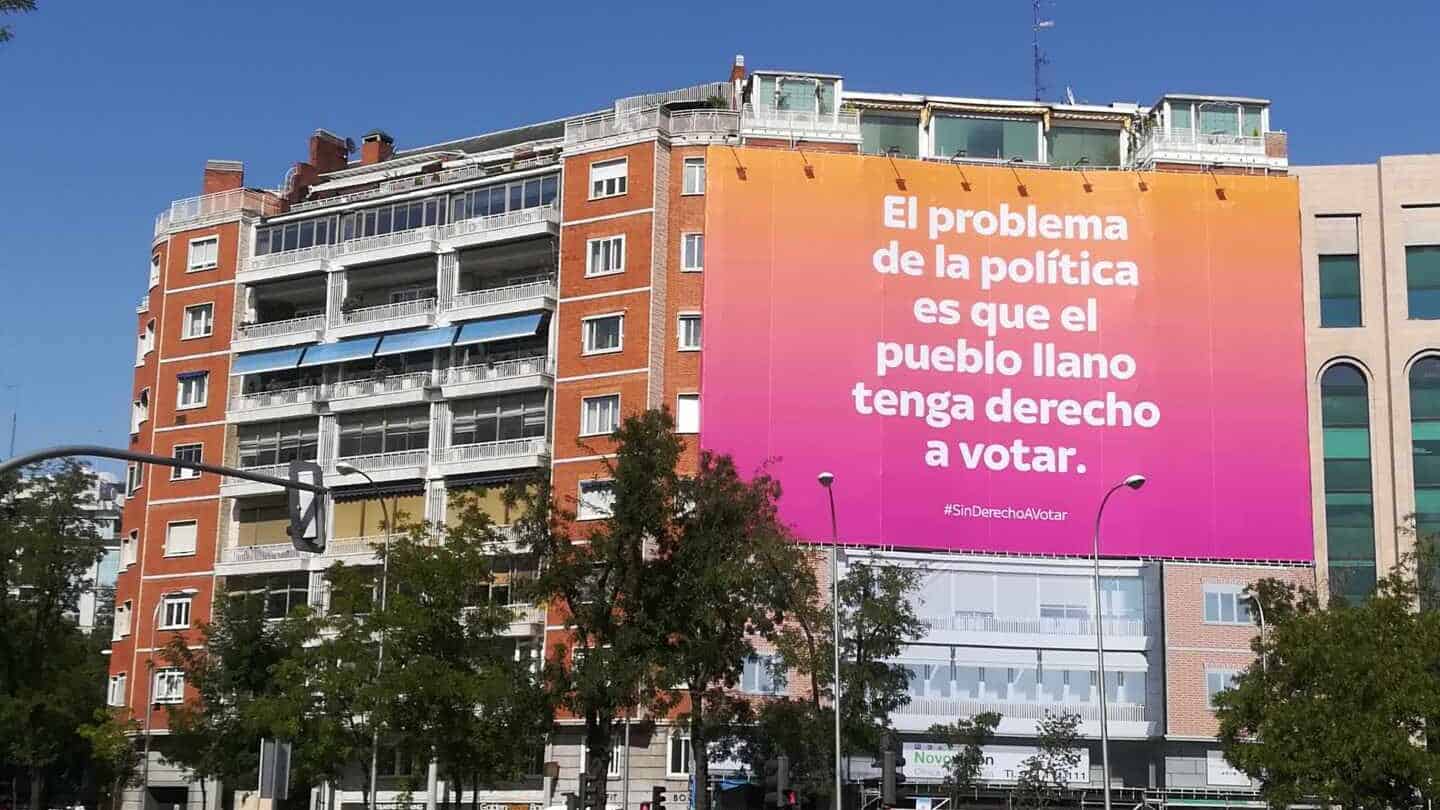 ¿Quién hay detrás del cartel de Madrid que niega el derecho a votar al "pueblo llano"?