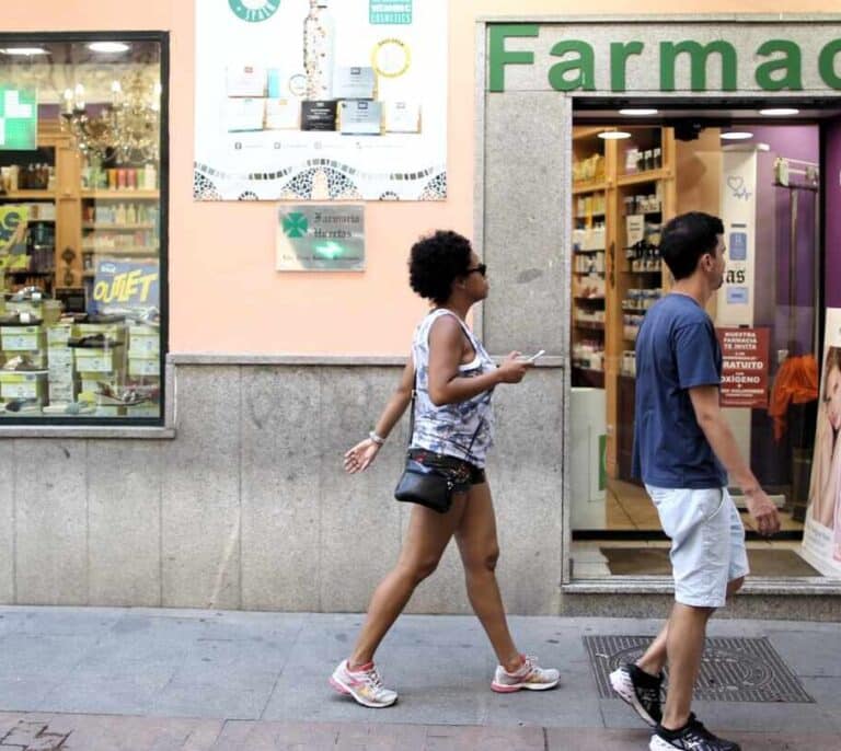 La ministra de Sanidad pide a las farmacias que no dispensen medicamentos sin receta