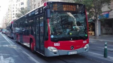 Valencia prohibirá a partir de la próxima semana fumar en las paradas de la EMT