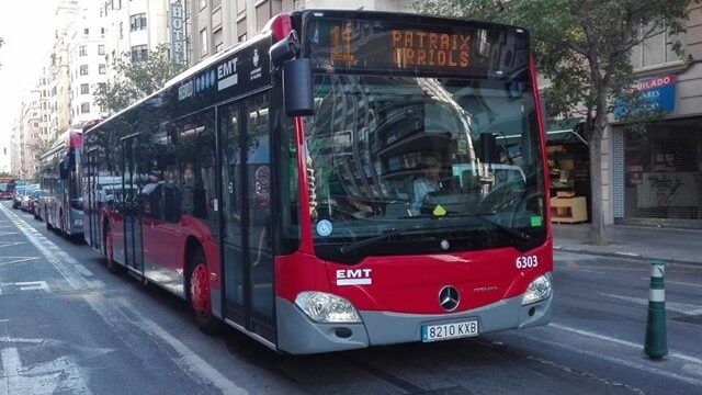 Valencia prohibirá a partir de la próxima semana fumar en las paradas de la EMT