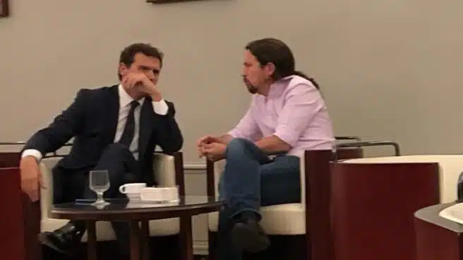 Iglesias se enzarza con Óscar Puente por retratarle tomando un café con Rivera