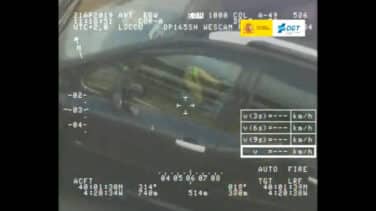 La DGT 'pilla' a un conductor jugando al cubo de rubik al volante