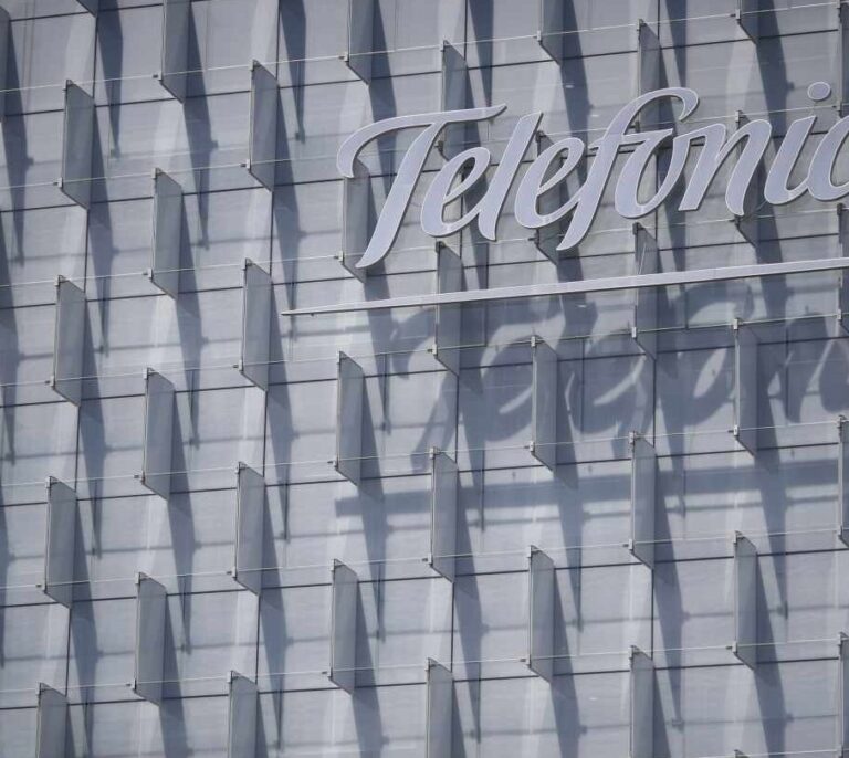 Telefónica compra el 50% del negocio de alarmas de Prosegur en España por 300 millones