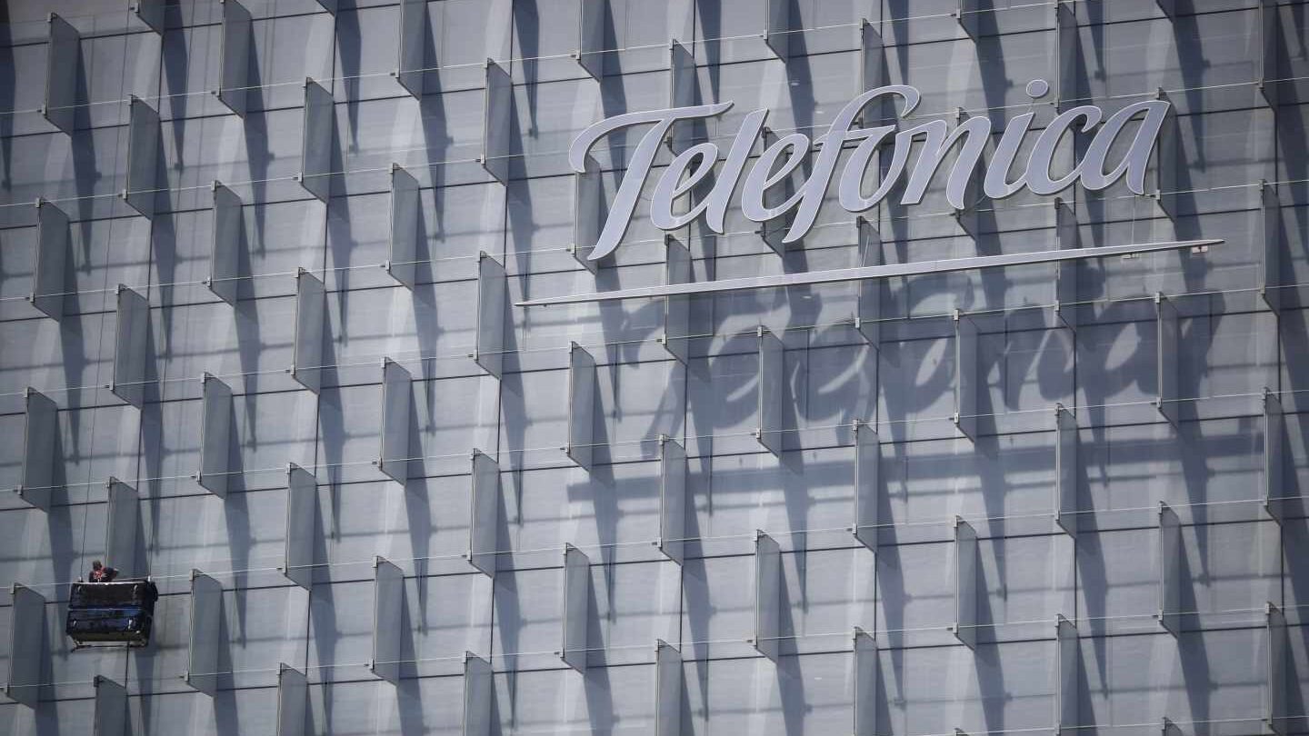 Telefónica compra el 50% del negocio de alarmas de Prosegur en España por 300 millones