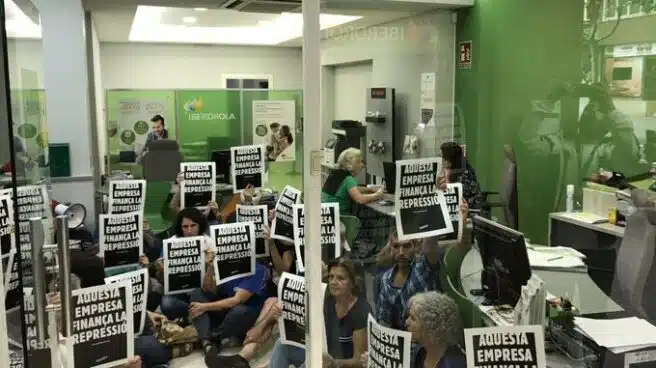Independentistas ocupan una sede de Iberdrola en Barcelona por "financiar la represión"
