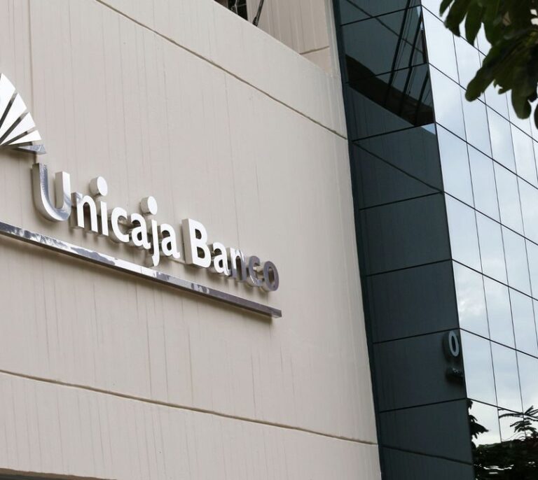 UGT acusa a Unicaja de maltratar a sus trabajadores y preocuparse solo de "sus bolsillos"