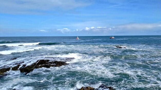 Rescatados cuatro tripulantes ingleses de un velero que naufragó en Cariño (A Coruña)