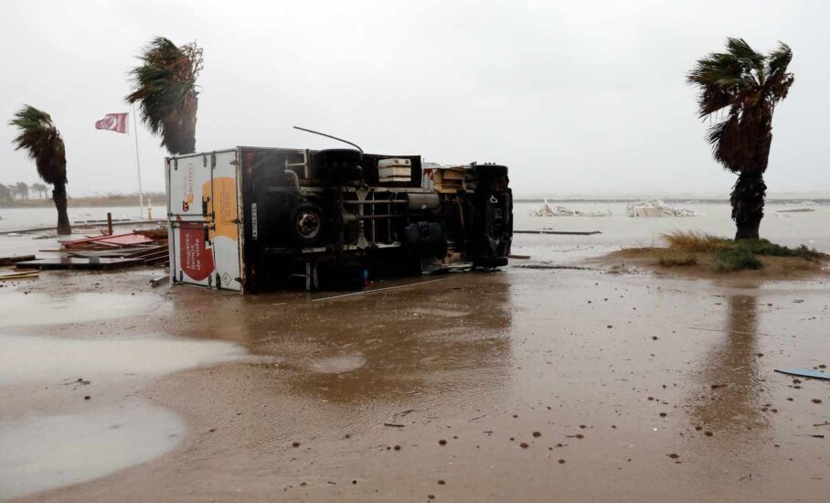 Un camión, volcado en la playa de Las Marinas de Dénia.