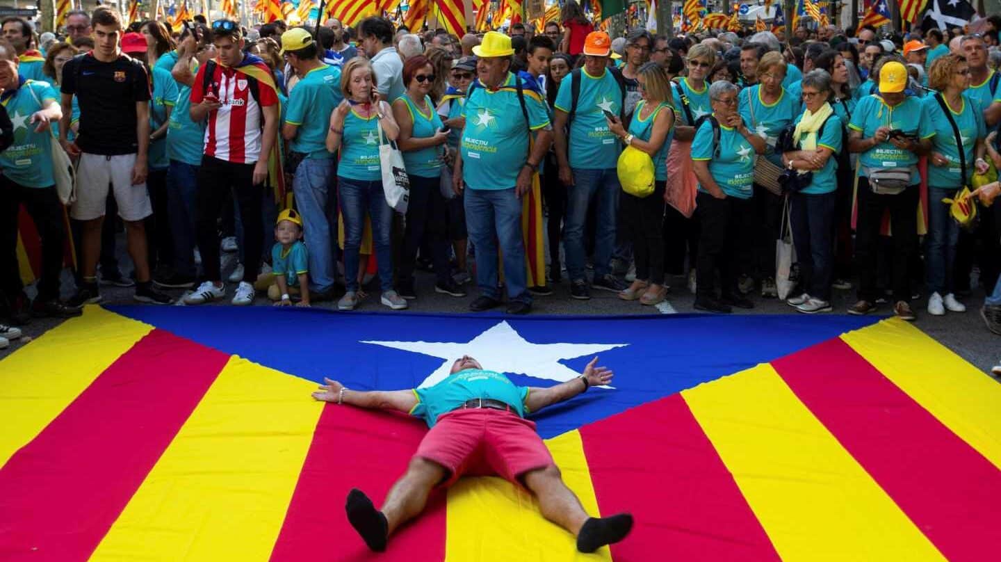 Un manifestante, tumbado sobre una estelada durante la Diada de 2019.
