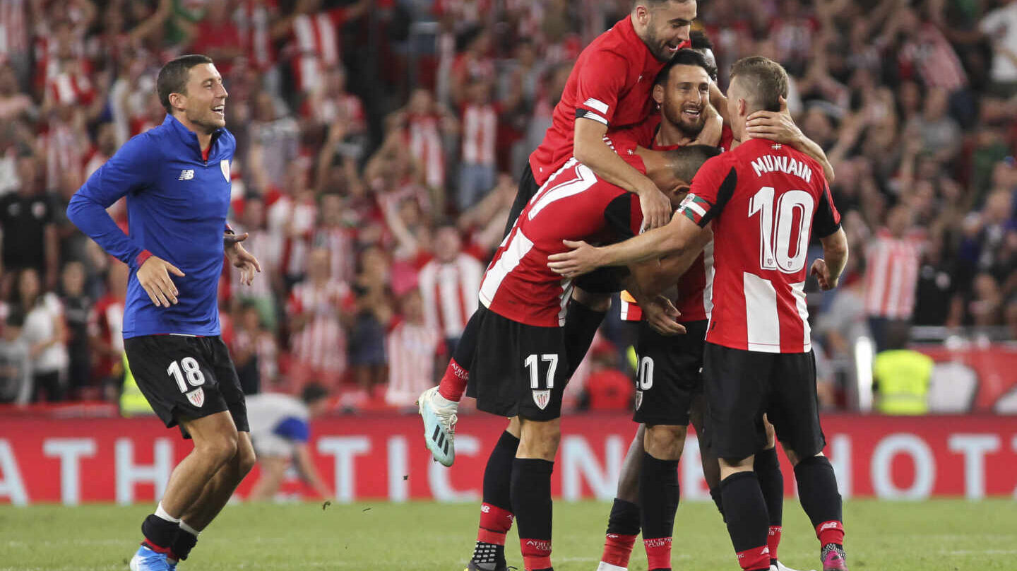 Jugadores del athletic Club celebran un gol de Adúriz..