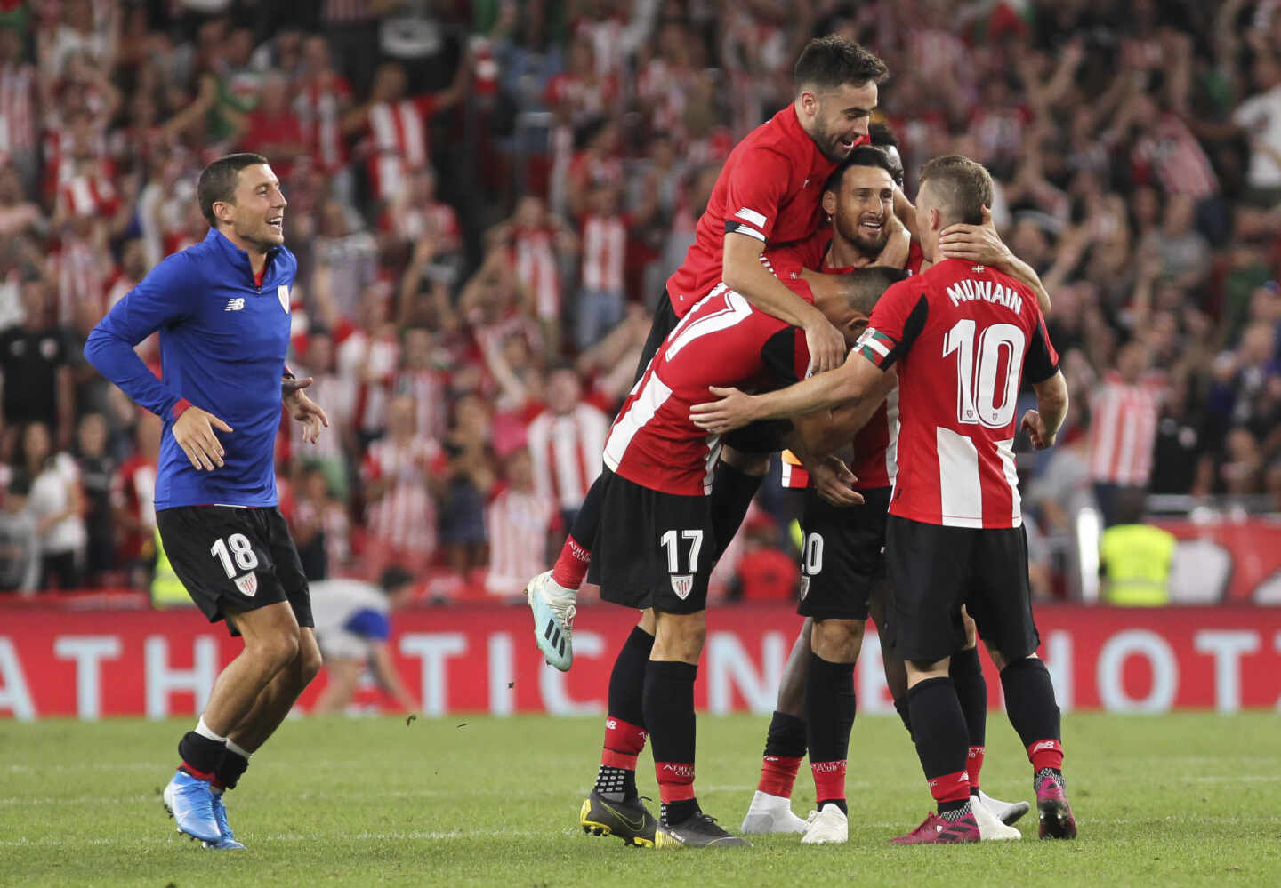 Jugadores del athletic Club celebran un gol de Adúriz..