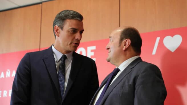 El presidente del Gobierno, Pedro Sánchez, junto al presidente del PNV, Andoni Ortuzar.