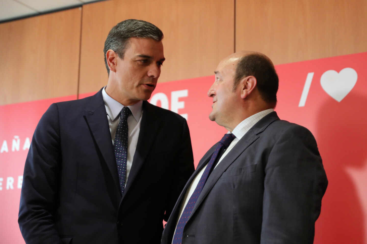 El presidente del Gobierno, Pedro Sánchez, junto al presidente del PNV, Andoni Ortuzar.