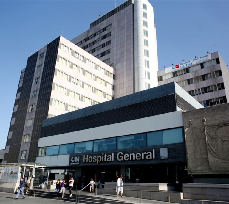 Cuatro heridos, incluido un niño, en un choque frontal entre dos coches en Madrid