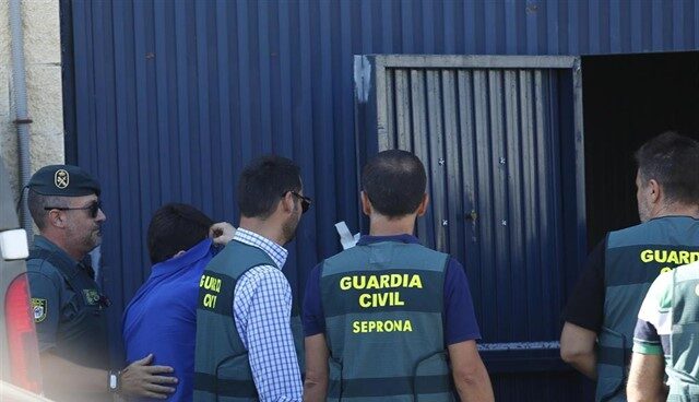Registro de la Guardia Civil en la nave de Magrudis junto a sus propietarios el pasado verano.