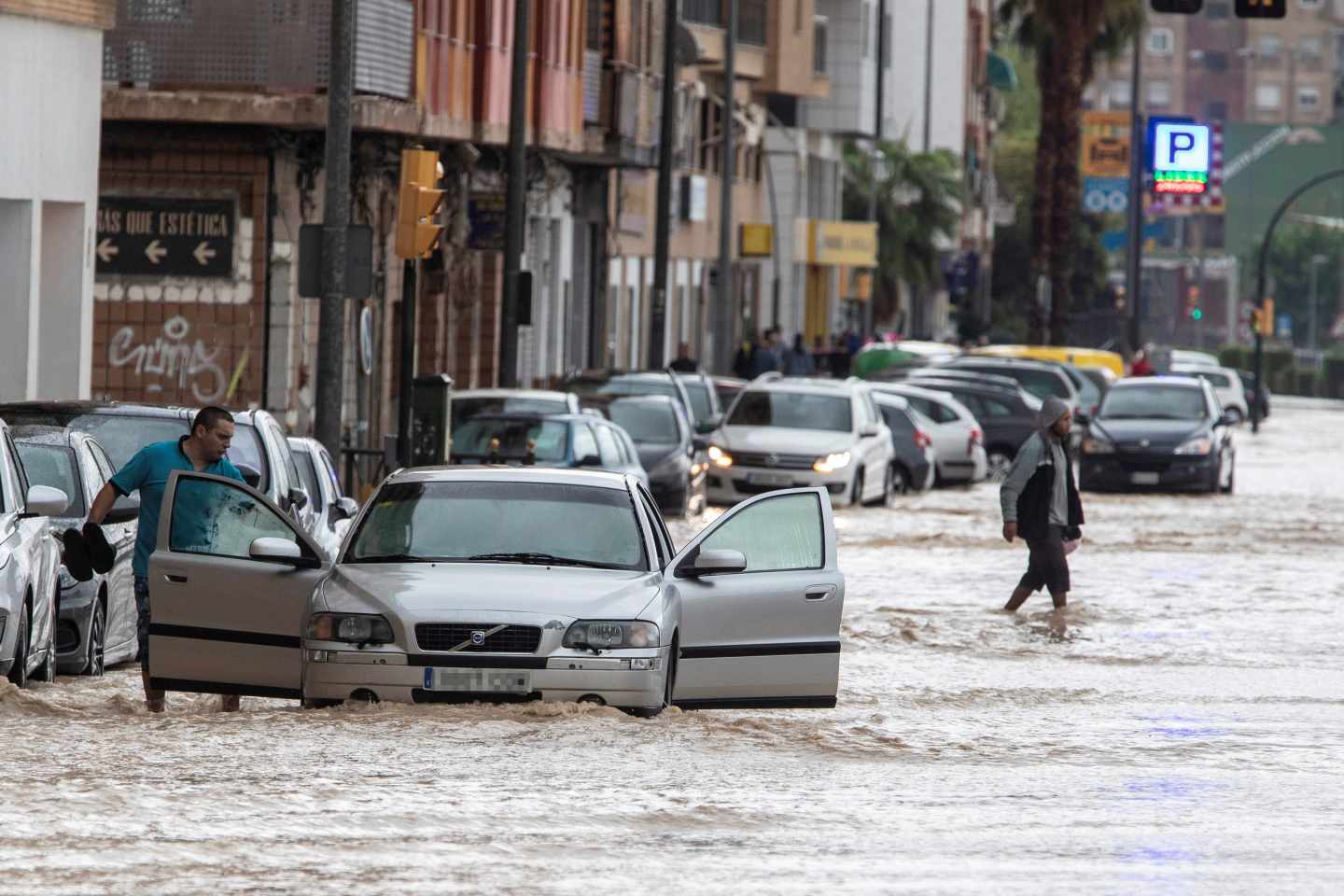 Un hombre sale de su coche tras quedar atrapado en la N-301 a su paso por Molina de Segura cortada al tráfico a causa de las intensas lluvias caidas esta mañana.