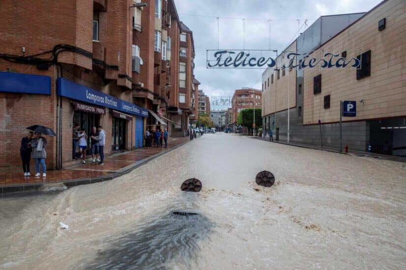 La avenida de Granada de Molina de Segura, (Murcia), inundada por las intensas lluvias caídas esta mañana.