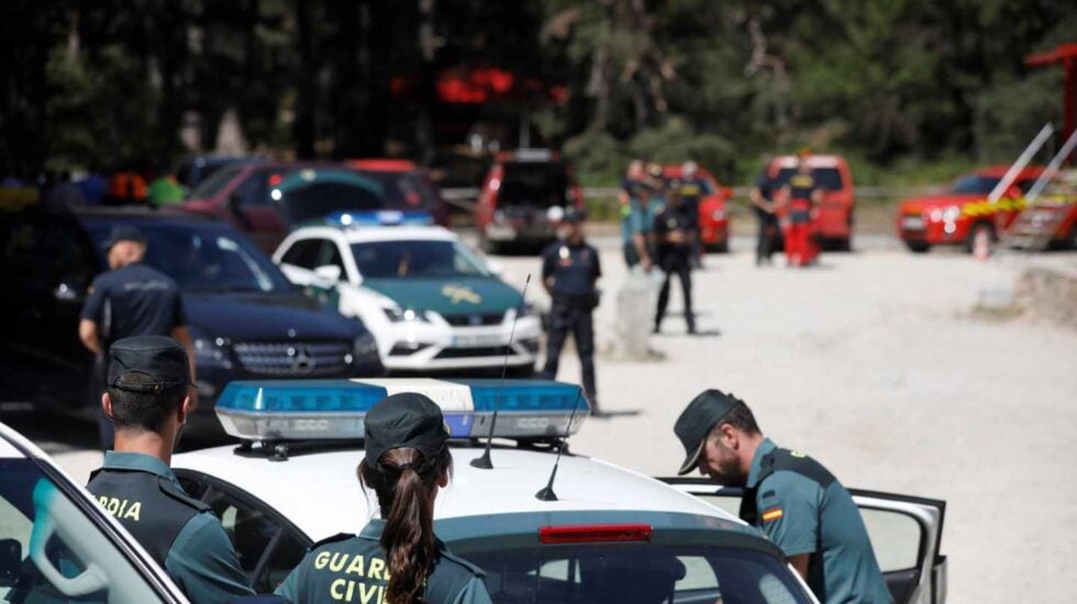 Agentes de la Guardia Civil, en el puesto de mando de Cercedilla.