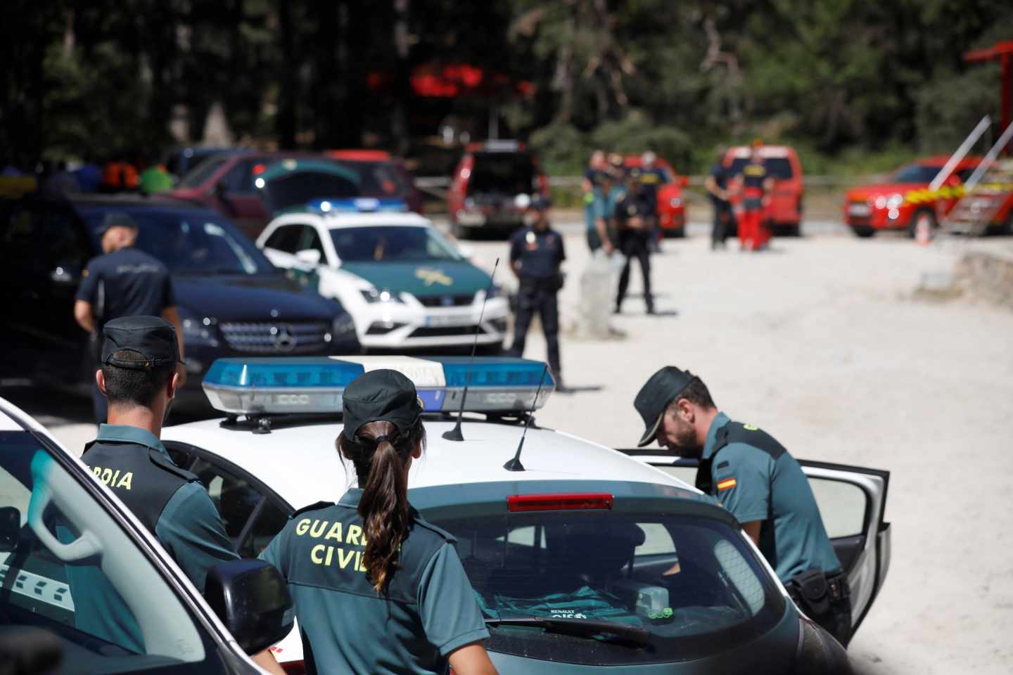 Agentes de la Guardia Civil, en el puesto de mando de Cercedilla.