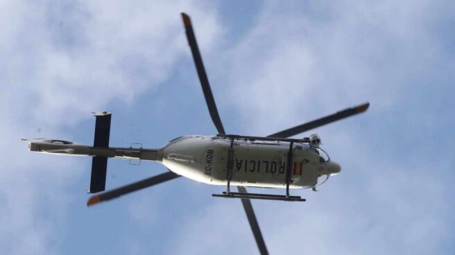 Un helicóptero de la Policía Nacional participa en las labores de búsqueda de la ex esquiadora Blanca Fernández Ochoa.