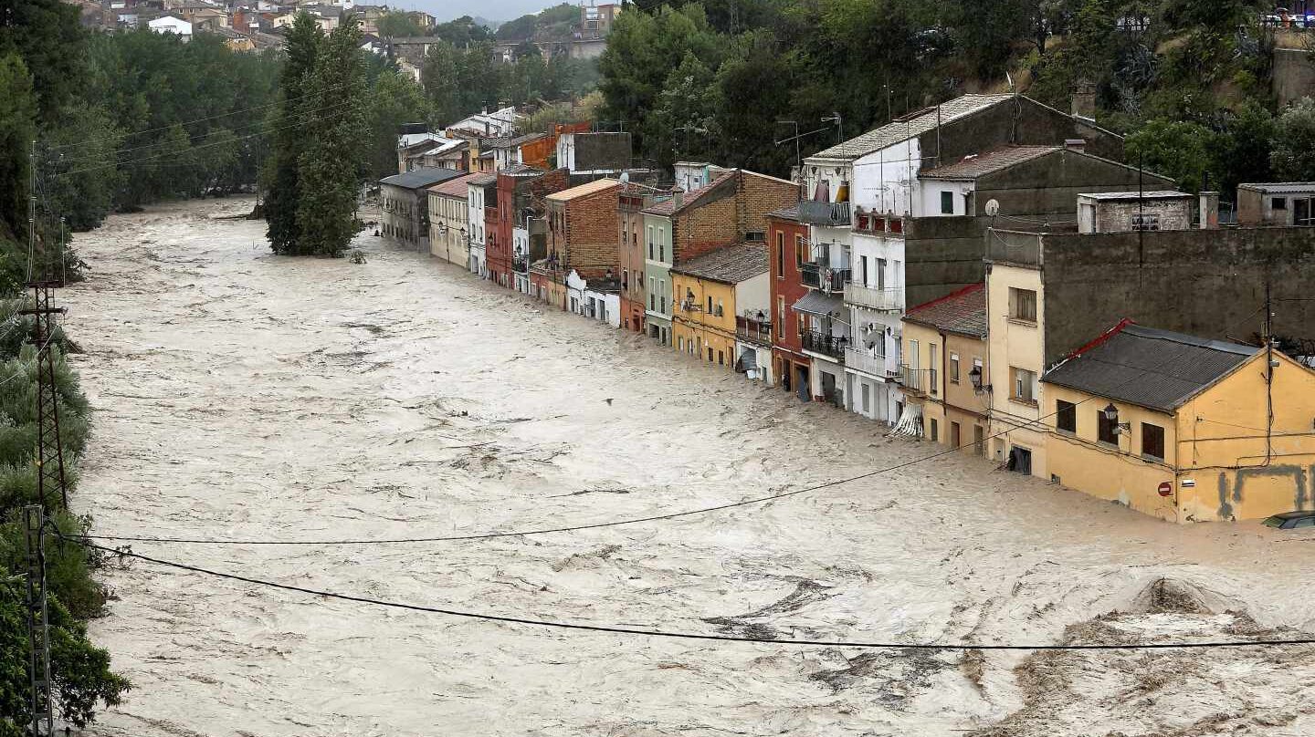 Vista del río Clariano que se ha desbordado este jueves a su paso por Onteniente tras las fuertes lluvias registradas durante la noche.