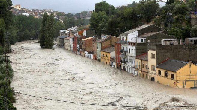 Vista del río Clariano que se ha desbordado este jueves a su paso por Onteniente tras las fuertes lluvias registradas durante la noche.