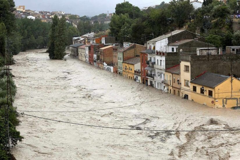 Vista del río Clariano que se ha desbordado este jueves a su paso por Onteniente tras las fuertes lluvias registradas durante la noche.