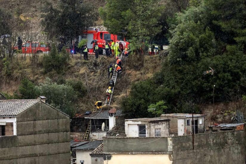 El equipo de bomberos ayuda a desalojar a los vecinos de Onteniente.