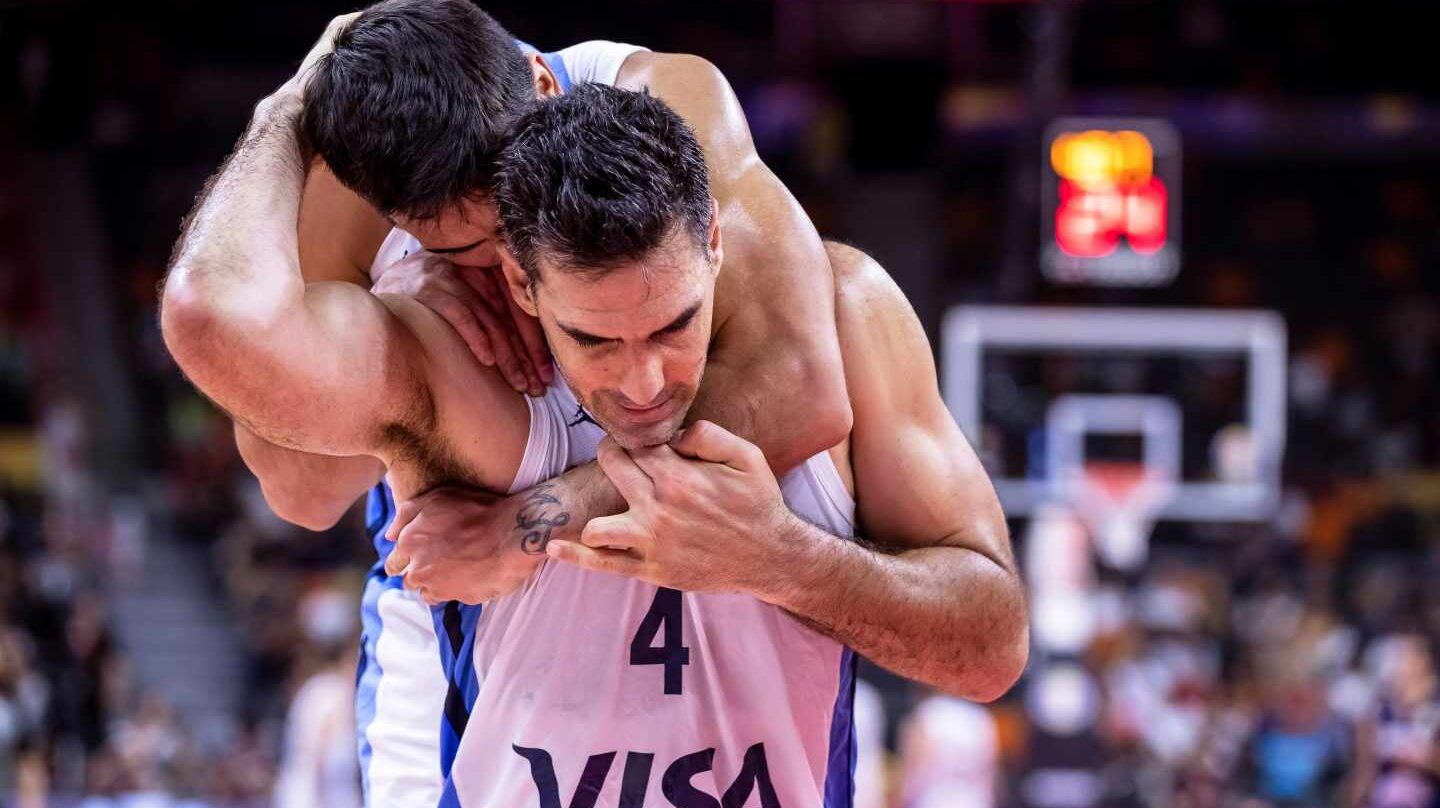 El argentino Luis Scola celebra la victoria de su selección ante Serbia en los cuartos de final del Mundial de baloncesto.