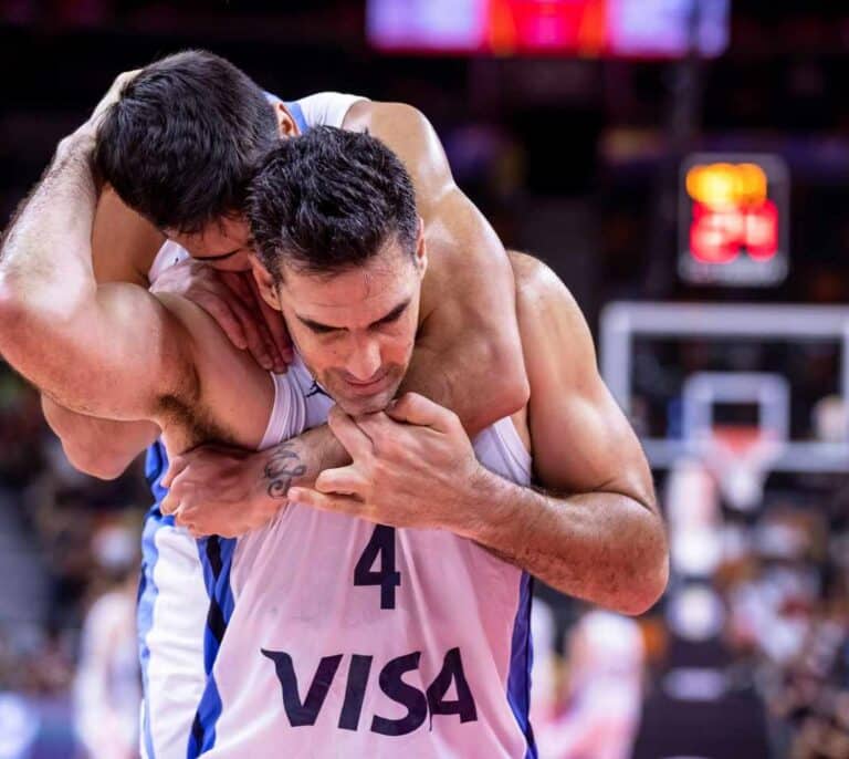 Cuatro corta el mejor partido del Mundial para emitir un calentamiento y anuncios