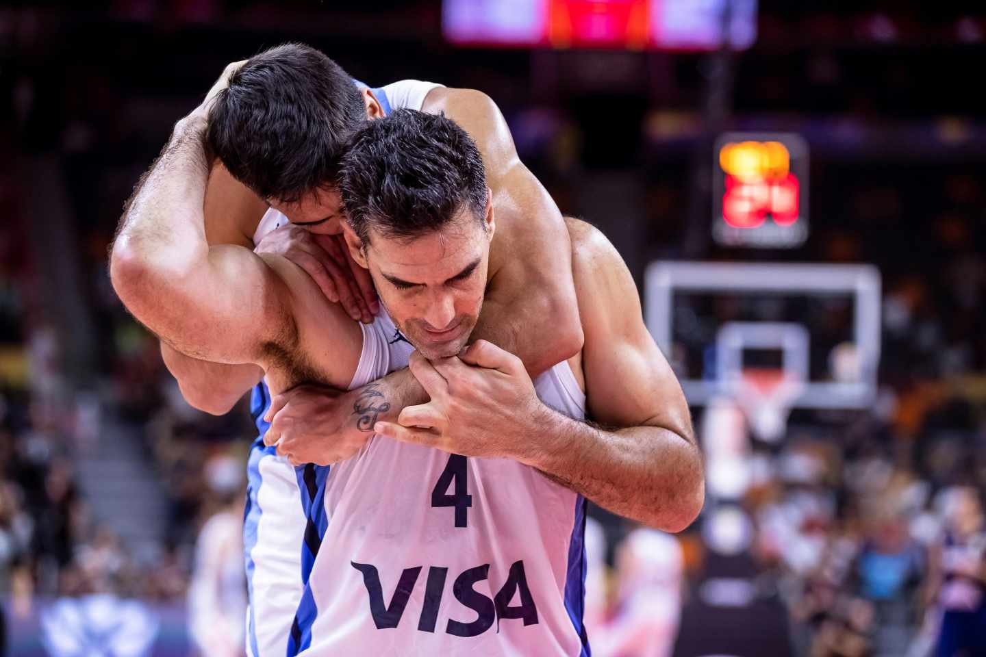El argentino Luis Scola celebra la victoria de su selección ante Serbia en los cuartos de final del Mundial de baloncesto.