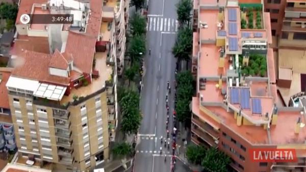 El helicóptero de La Vuelta a España captó una plantación de marihuana en la azotea de un edificio al final de la octava etapa (a la derecha, en la imagen).