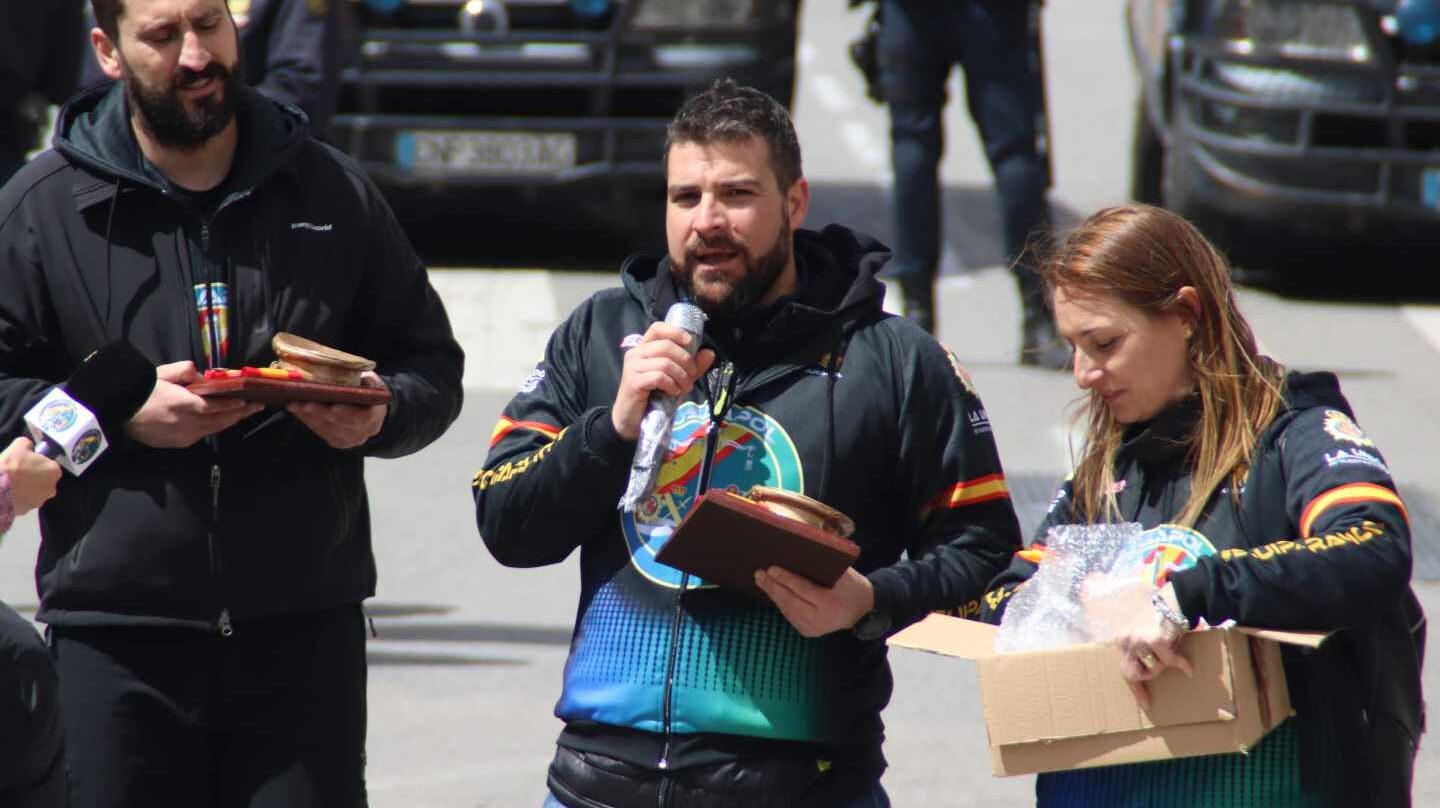 El presidente de Jusapol, Miguel Ángel Gómez (centro), en un acto reivindicativo de la asociación.