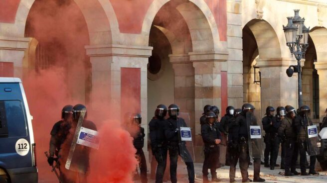 Los manifestantes lanzan bengalas y botes de humo a los Mossos d'Esquadra a las puertas del Parlament.